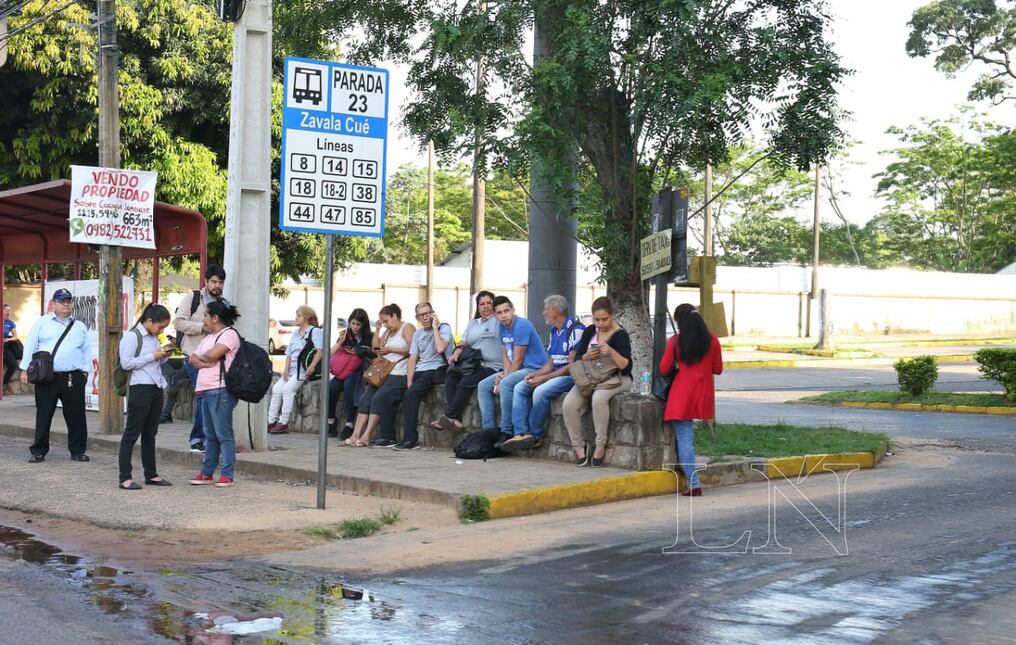 Escena repetida en cientos de paradas de ómnibus, donde se observan cientos de usuarios agolpados en diversos puntos del área central. Foto: Nadia Monges