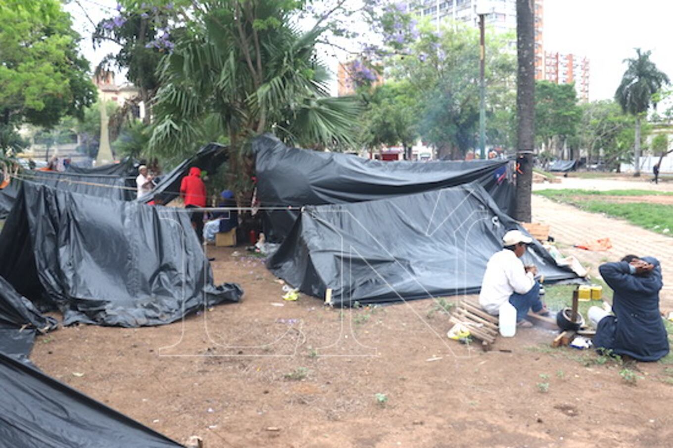 Los espacios públicos verdes avasallados por las constantes ocupaciones.FOTO:PÁNFILO LEGUIZAMÓN