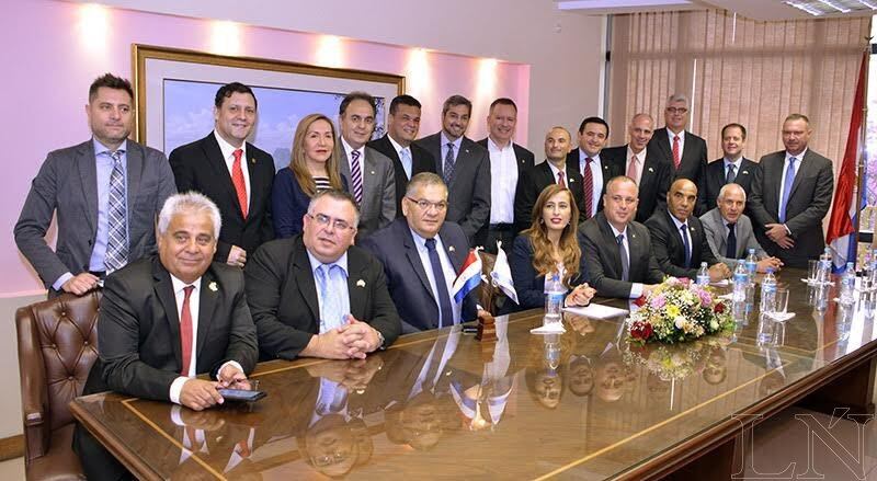 La delegación israelí junto con parlamentarios paraguayos.