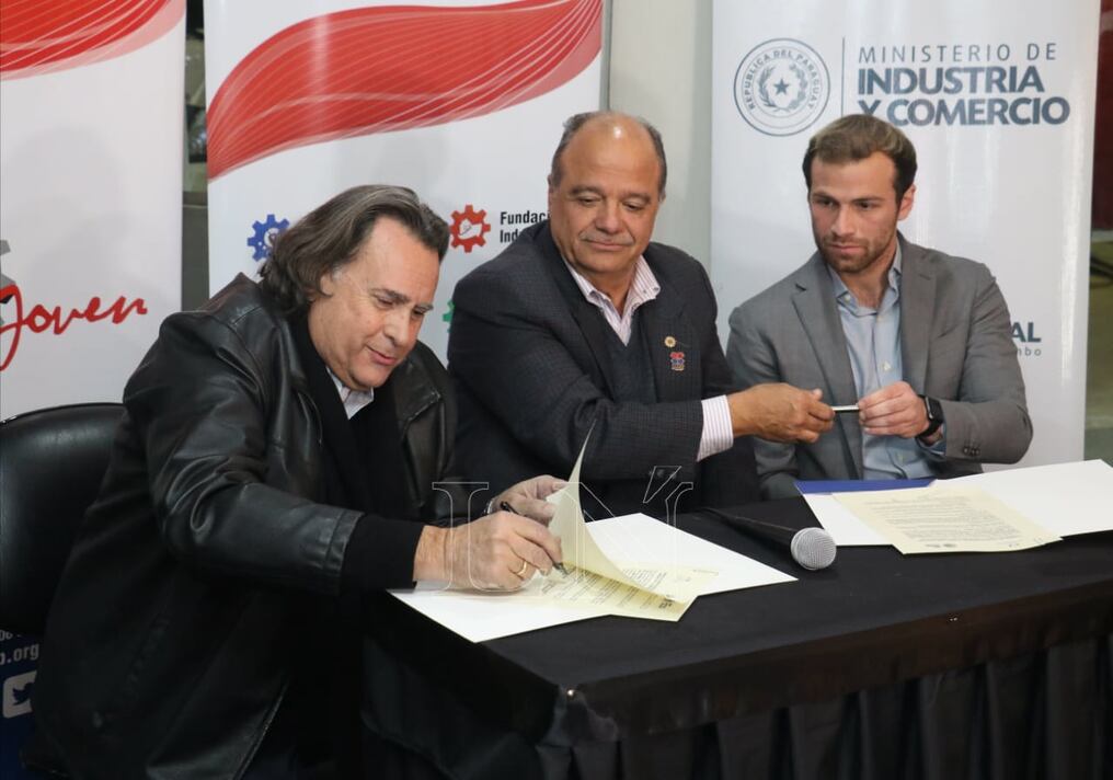 La firma de convenio se llevó a cabo en el salón de la UIP en la Expo. Foto: Pánfilo Leguizamón