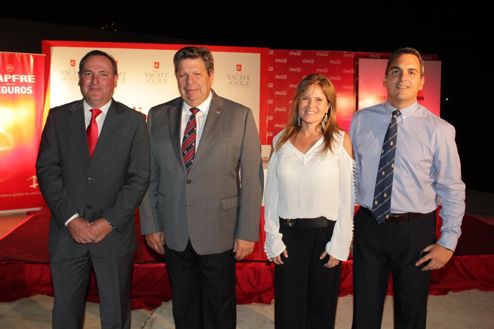 El presidente de la comisión de Golf, Héctor Elizeche; el presidente del Yacht & Golf Club, Fernando Ayala; Kalila Mieres y Christian Ferrapo.