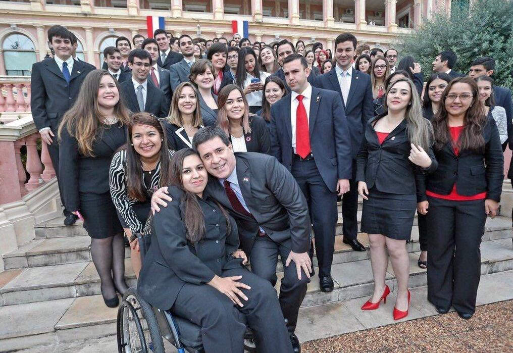 Melisa Pereira y el presidente Cartes posan junto con los demás becarios, antes de partir.