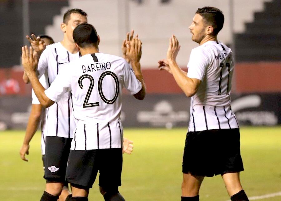 “Pájaro” Benítez, Antonio Bareiro y Adrián Martínez, juntos en un festejo, grandes protagonistas de la clasificación liberteña a los octavos de final de la Copa.foto:ARCHIVO