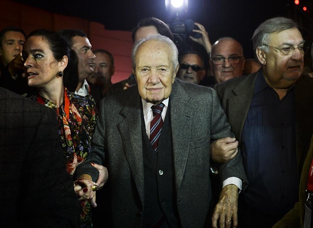 Su última batalla electoral, las presidenciales de 2006, a las que se presentó con 80 años, se saldaron con un fracaso frente a su otro gran rival histórico, el conservador Anibal Cavaco Silva. AFP. 