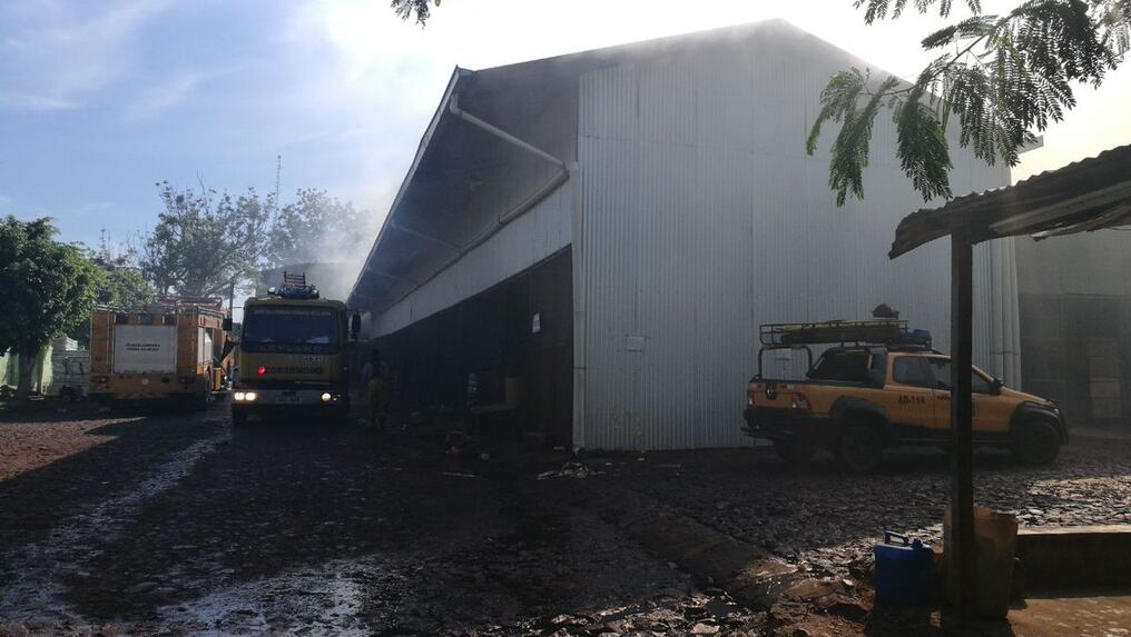 Bomberos verificarán viviendas que pudieron ser afectadas por el incendio. Foto: 970 AM.