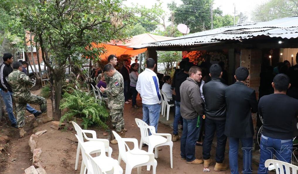 En la humilde casa de sus padres, el Sgto. Genaro Arias recibió el adiós de mucha gente. 