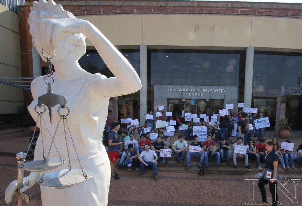 Los alumnos de Ingeniería se manifestaron ayer frente al Juzgado de Luque, en apoyo a sus compañeros.