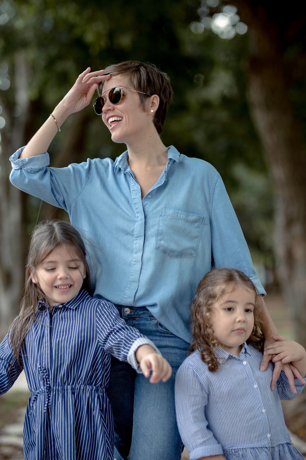 Recomendados
“Me encanta el estilo clásico, pero también el streetwear, lo romántico y a la vez lo rocker. Así que voy mezclando estos estilos de forma que a la hora de vestir, me sienta cómoda. Además me gusta llevar ropa atemporal. Tengo muchas prendas que fui sacando por años y años del placard de mi madre, agregándoles algún detalle especial como un collar original”.