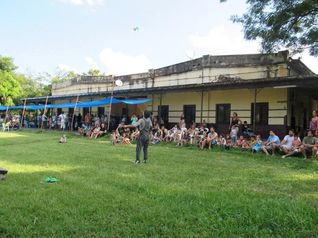 La feria se desarrolla en la Estación de Tren de Aregua. Foto: Ñane Mercado. 
