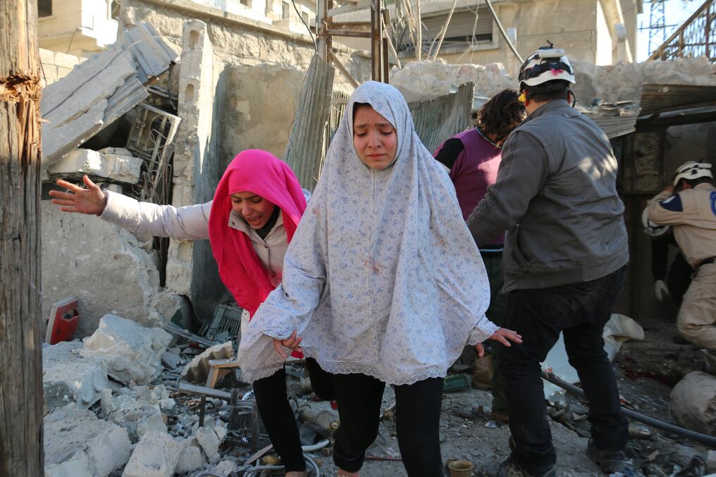 Niñas sirias, durante un ataque en Alepo. Foto: AFP / Ameer al-Halbi.