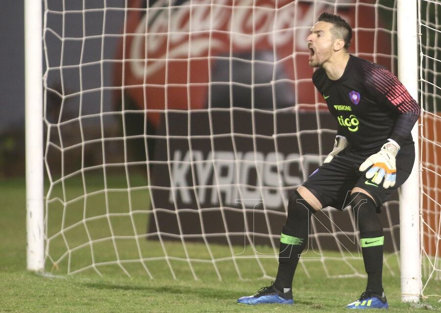 Antony Silva, durante un partido en la presente temporada. El golero llegó en el 2016 y tuvo una tremenda regularidad.FOTO:NÉSTOR SOTO