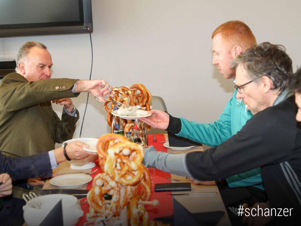El propio presidente del Bayern repartió las salchichas. Foto: @Schanzer_EN