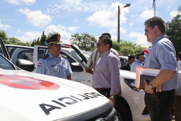 El ministro Rojas presidió el acto de entrega de los móviles policiales. 