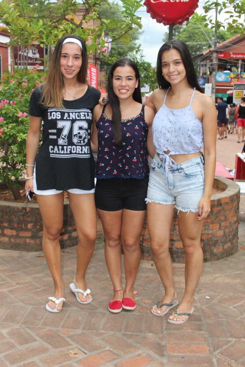 Romina Mongelós, Ana Ontano y Analía Mersán.[/caption]