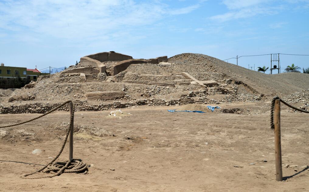 Arqueólogos peruanos encontraron cientos de puntas de lanzas en zona desértica del país incaico. FOTO: AFP.