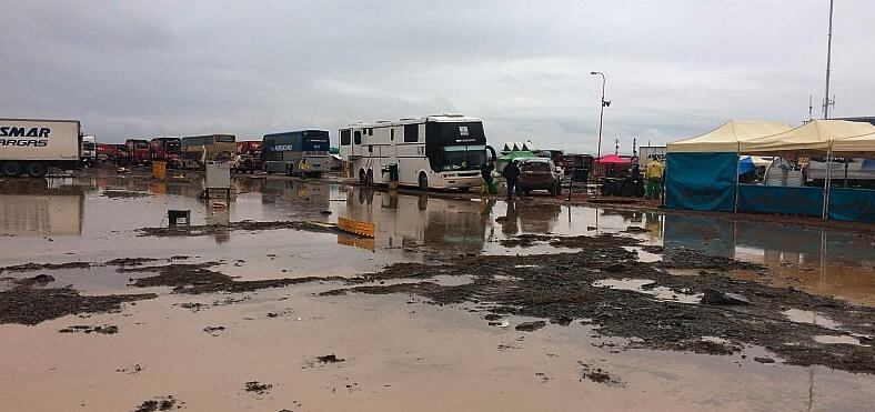 El vivac dakariano totalmente rodeado de agua es fiel reflejo de la intensidad de la lluvia abatida sobre esta región del altiplano.