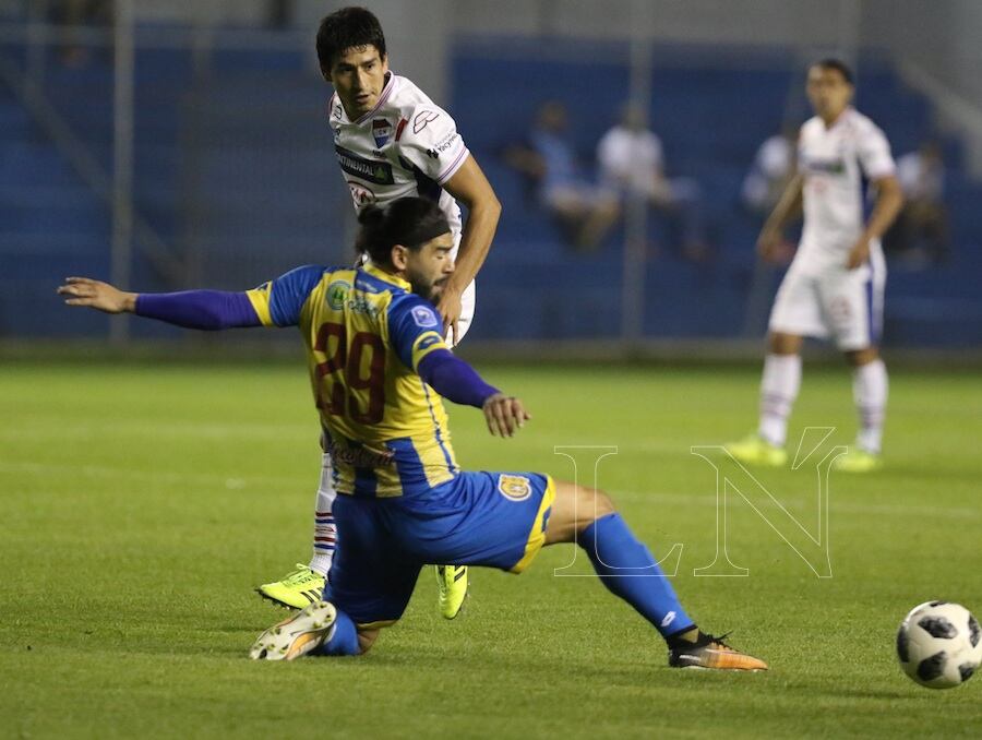 Rodrigo Burgos sale a la marca de Luis Miño. Este atleta observó la roja ante Nacional y se perderá el partido ante el Ciclón.FOTO: ANÍBAL GAUTO