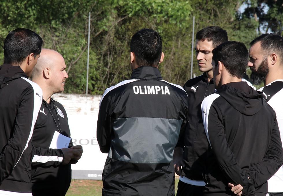 Fernando Jubero dialogó con los cinco seleccionados antes del entrenamiento.