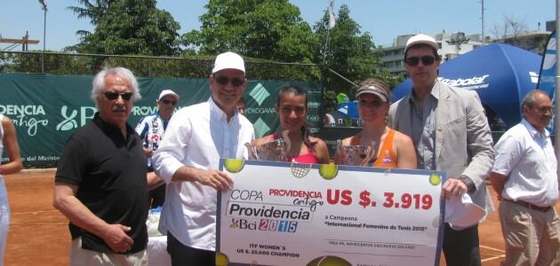 La paraguaya Verónica Cepede recibe el cheque simbólico por valor de 3.919 dólares, además posa junto a la subcampeona Anne Schaefer con sus trofeos. <strong>GENTILEZA</strong>

