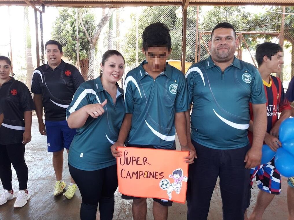 Adolescentes, educadores y funcionarios conformaron equipos a fin de compartir un juego ameno de vóley, fomentando la convivencia armónica en el Centro Educativo.