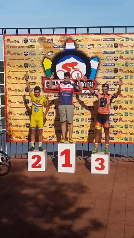 Podio de los tres primeros en la categoría principal, la Elite caballeros. Foto: Buches Team.