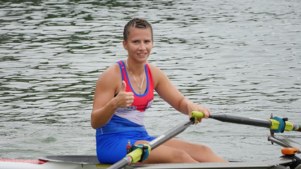 La remera Alejandra Alonso saluda tras asegurarse la medalla de plata. FOTO. Prensa COP