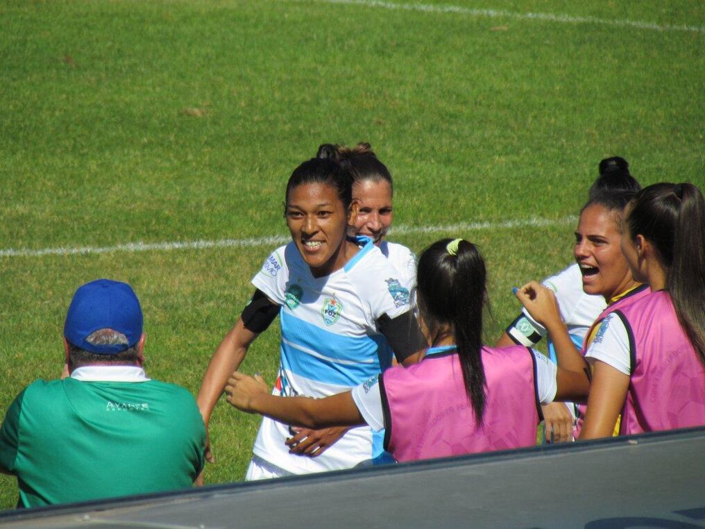 Vero Riveros y la alegría de aportar a un nuevo triunfo del equipo brasileño. Foto: @AUFfemenino