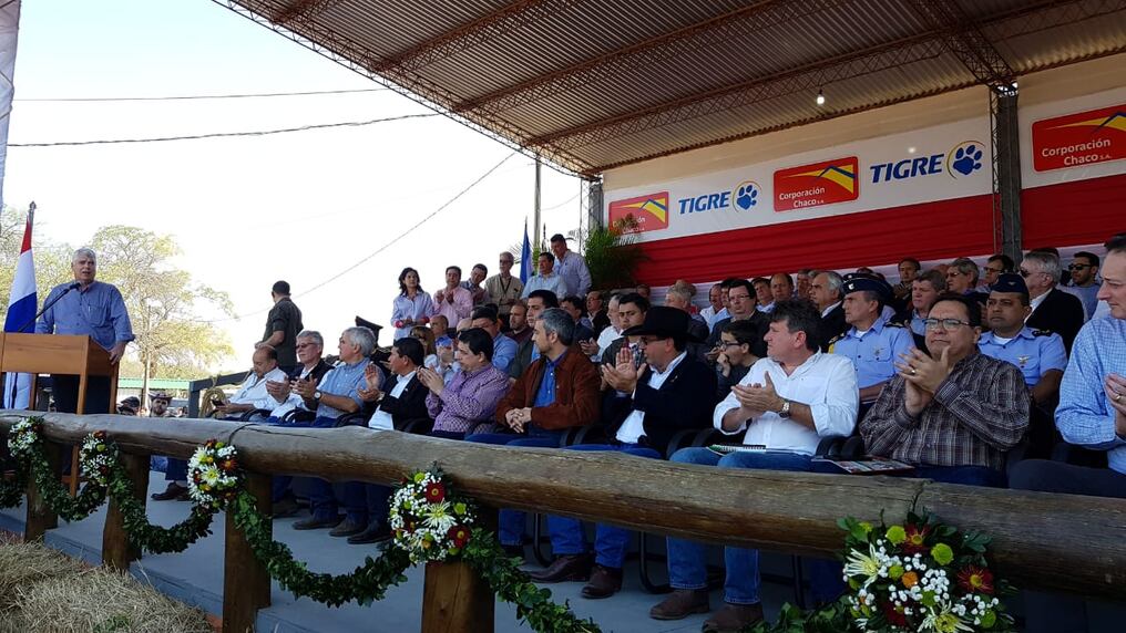 Arnoldo Wiens dio el anuncio durante el acto de la Expo Rodeo Trébol en Filadelfia. Foto: Gentileza MOPC.