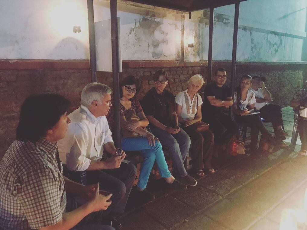 Grupo de ciudadanos se reúnen en el lugar donde fue asesinado el joven, exigiendo justicia. Foto: Gentileza.