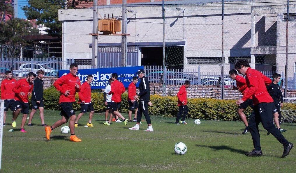 Plantel del Campeón del Apertura, Libertad entrenó esta mañana en su estadio y a la tarde viaja al Este.