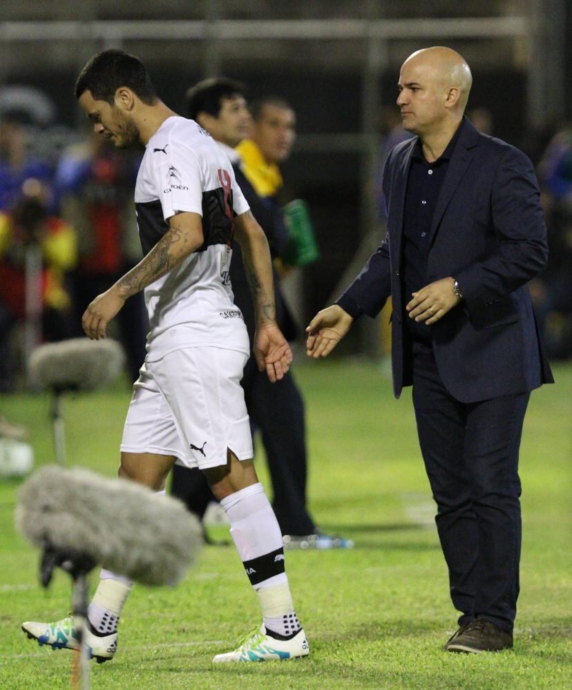Momento en que Mendieta deja la cancha dolorido por la contractura sufrida ante Luqueño. Lo sufre Jubero.