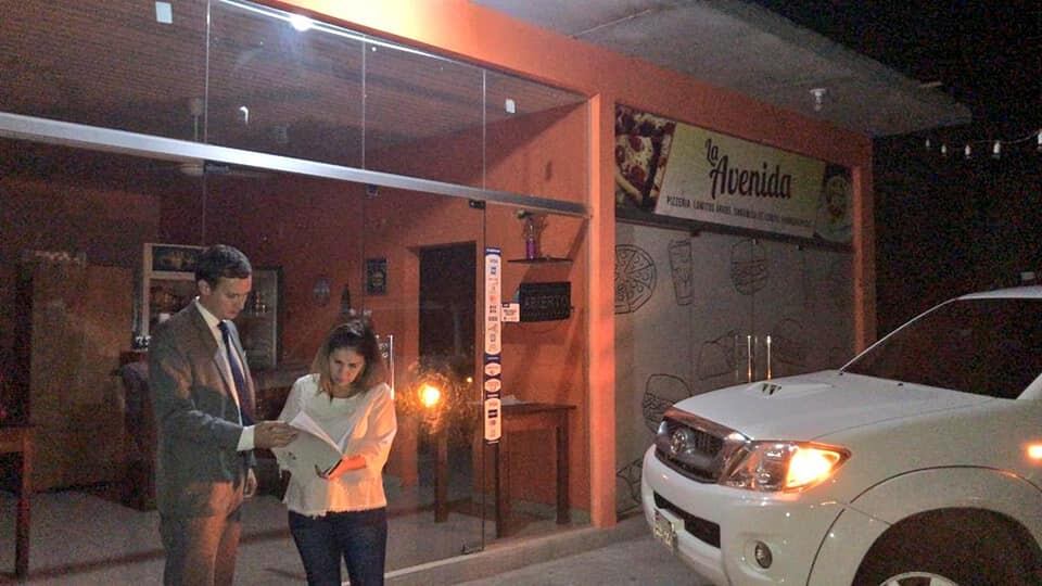 Los fiscales Giovanni Grisetti e Irene Álvarez se constituyeron en el local de comidas.