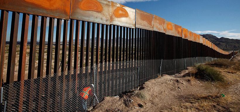 EEUU y México comparten una frontera de 3.145 kms. Desde 1990, se viene construyendo ya, en diferentes etapas, unos 1.050 kms de muros y cercas ¿Completará Trump, los 1.600 kms faltantes?