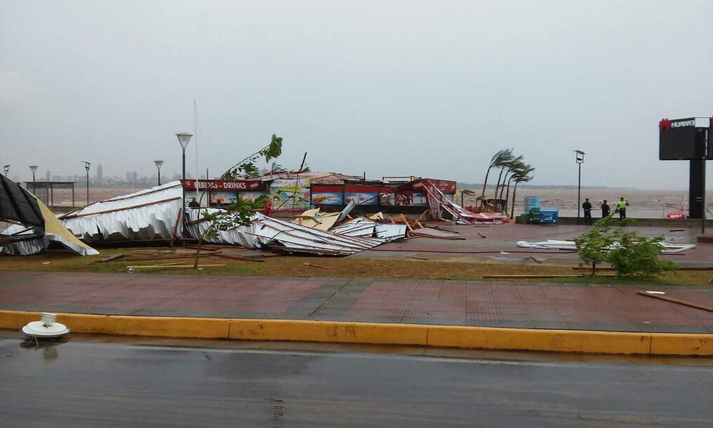 Numerosos daños materiales causó fuerte temporal en Encarnación