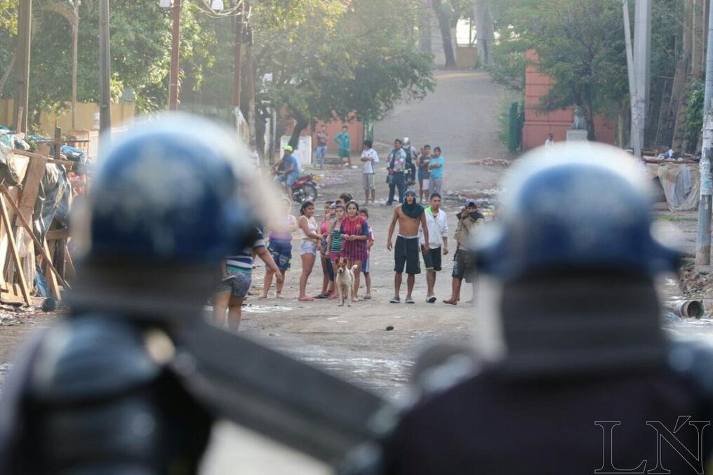 Los pobladores, mayormenta adolescentes, tiran piedras y todo tipo de objetos contra los antimotines. Fotos: Agustín Acosta.