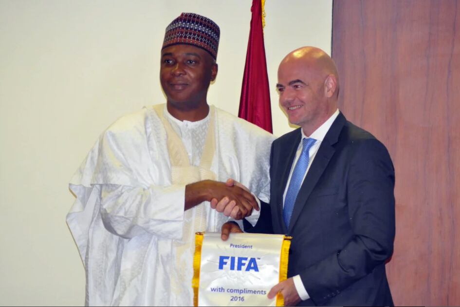 En 2016, cuando ya pesaba una suspensión en suspensión en su contra, Gianni Infantino (presidente de la FIFA) visitó a Giwa. Foto: NAIJ.com