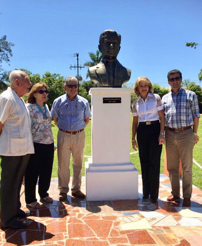 Inauguran un busto de Augusto Roa Bastos en Iturbe, ciudad en la que el escritor pasó los años de su infancia e inspiró gran parte de sus obras. Foto: Gentileza.