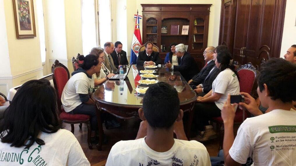 Voluntarios de una fundación visitaron ayer al vicepresidente Afara.