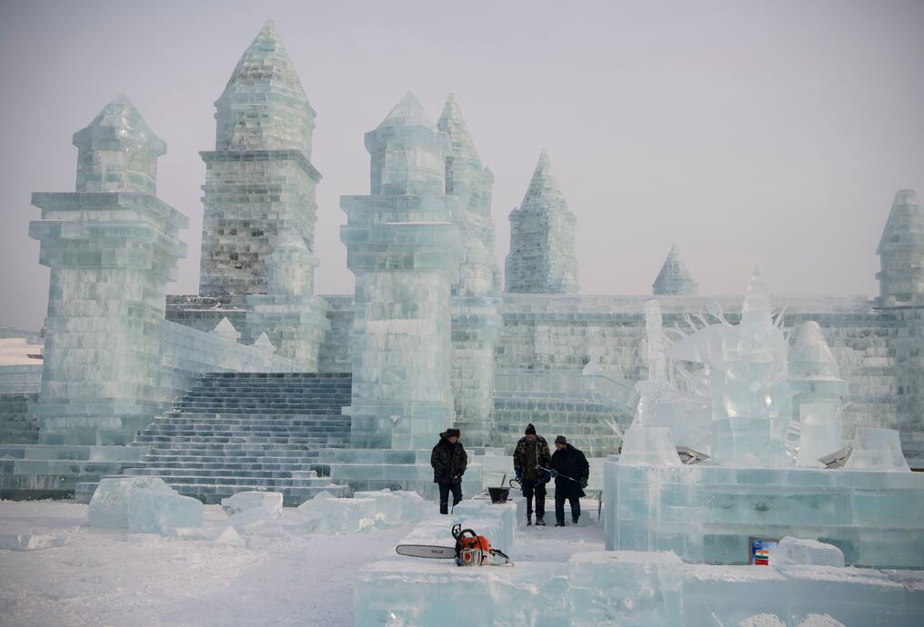 El festival anual de hielo de China en Harbin comenzó el 5 de enero con parejas para una boda masiva con temas nevados, nadadores desafiando aguas gélidas y palacios helados que se elevan del suelo. (Foto por NOEL CELIS / (AFP)