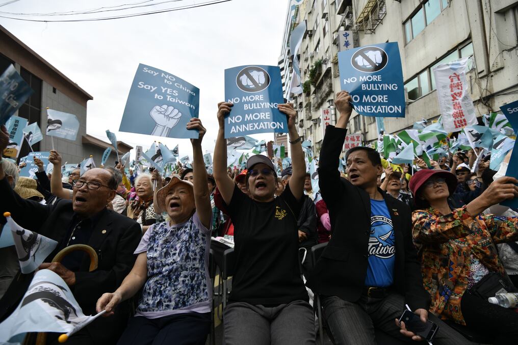 Activistas por la independencia de Taiwán convocan a un referéndum en las calles frente a la sede del gobernante Partido Democrático Progresista (DPP) durante una manifestación en Taipei el 20 de octubre de 2018. - Miles de activistas por la independencia de Taiwán tomaron las calles en busca de un importante una manifestación que es una reprimenda para Pekín y un desafío para el gobierno ya asediado de la isla. Foto: SAM YEH / AFP.