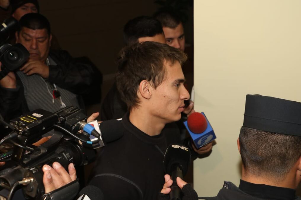 David Demestri conversa con la prensa luego de ser detenido esta mañana. (Foto Cristóbal Núñez/La Nación)