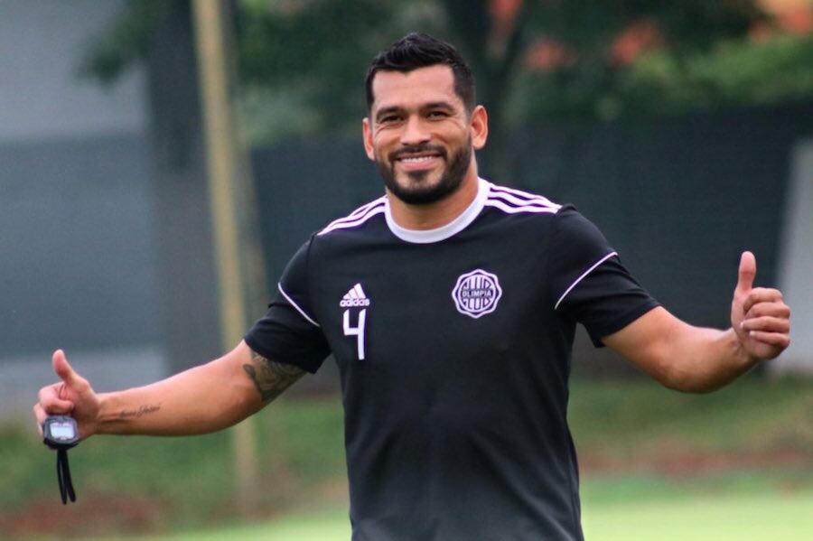 Miguel Samudio, con el gesto de que todo está bien, demuestra optimismo para el clásico.FOTO:PRENSA OLIMPIA