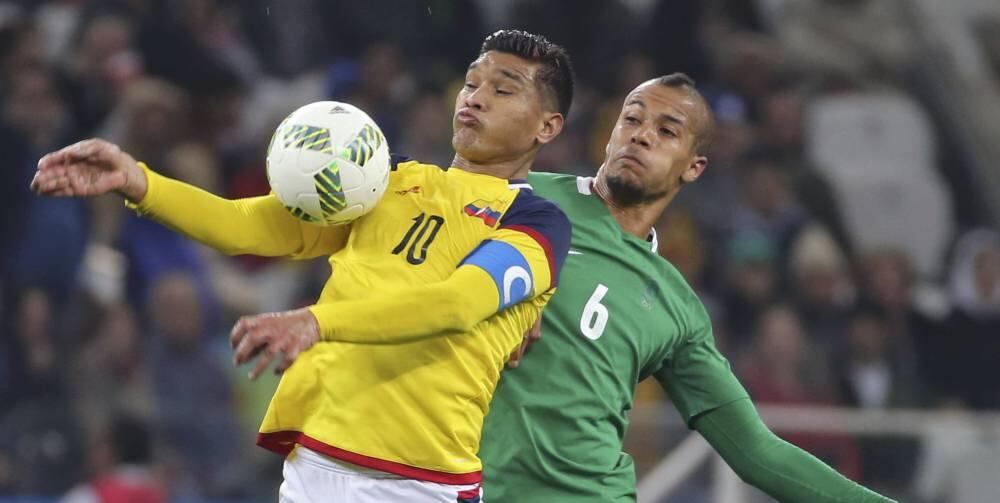 Teófilo Gutiérrez trata de dominar el balón ante la marca del jugador nigeriano.