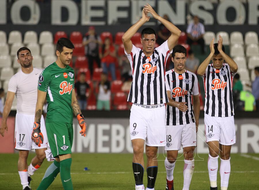 Final triste para Libertad. Rodrigo Muñoz (1), Wilson Leiva (17), Óscar Cardozo (9), Cristian Riveros (18) y Luis Cardozo saludando al público.FOTO: CARLOS JURI