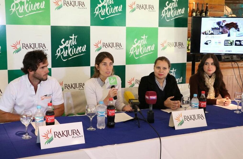 La Sra. Ingeniera Lucía Costa, genente General de Marketing del Rakiura; dando detalles de la gran competencia hípca que se hará este fion de semana. 