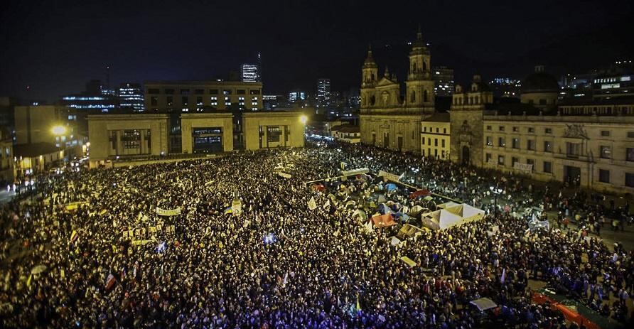 "Acuerdos ya", gritaban los manifestantes durante esta "Marcha de las flores", reclamando una salida a la crisis suscitada por el rechazo en el plebiscito del 2 de octubre. afp.