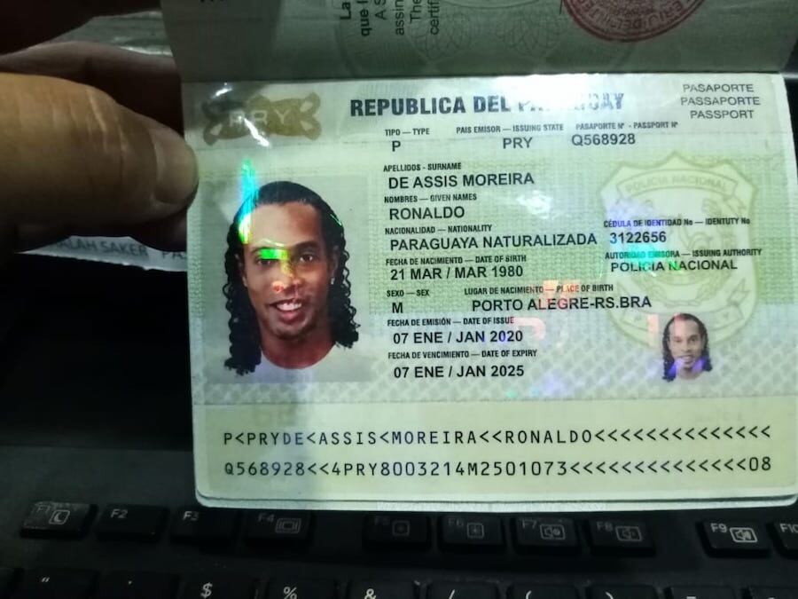 El pasaporte del brasileño Ronaldinho, que fue adulterado.