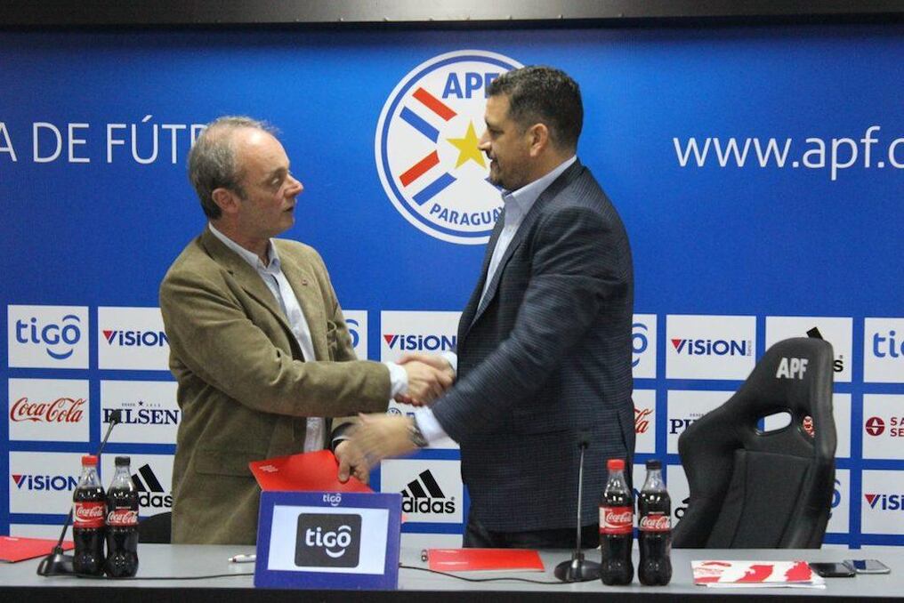 Enrique Sánchez, Director de Marketing en representación de la entidad matriz del fútbol paraguayo y Guillermo Pontoriero, Gerente General de la empresa.