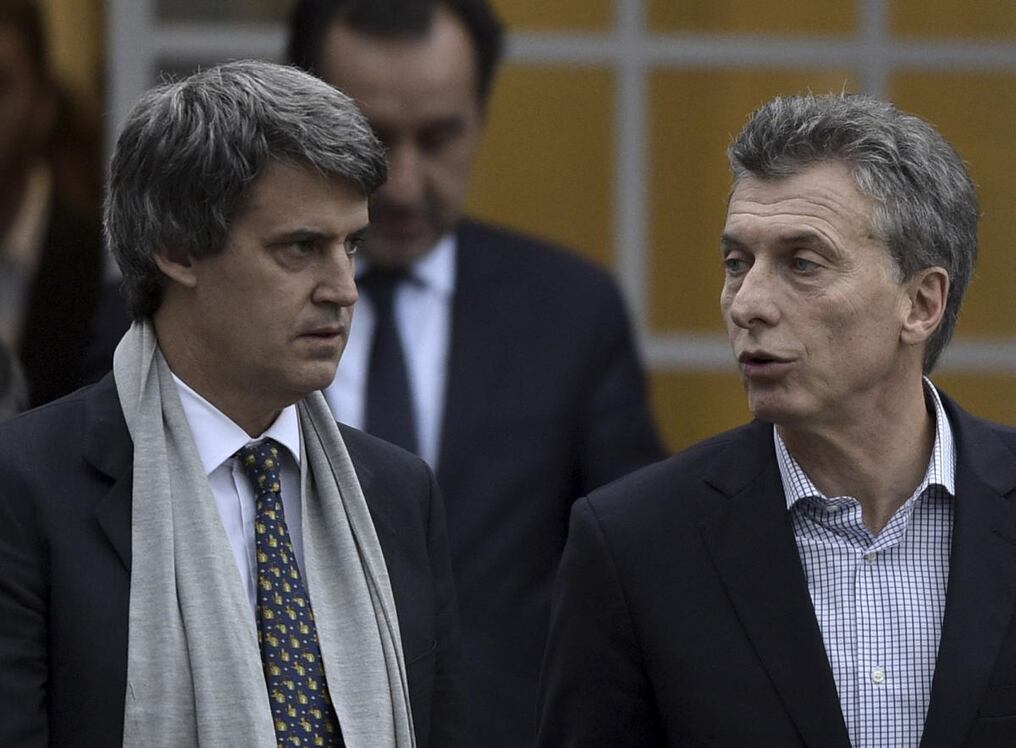 El ministro relegado, Alfonso Prat-Gay aparece, en esta foto de archivo, junto al presidente de Argentina, Mauricio Macri.