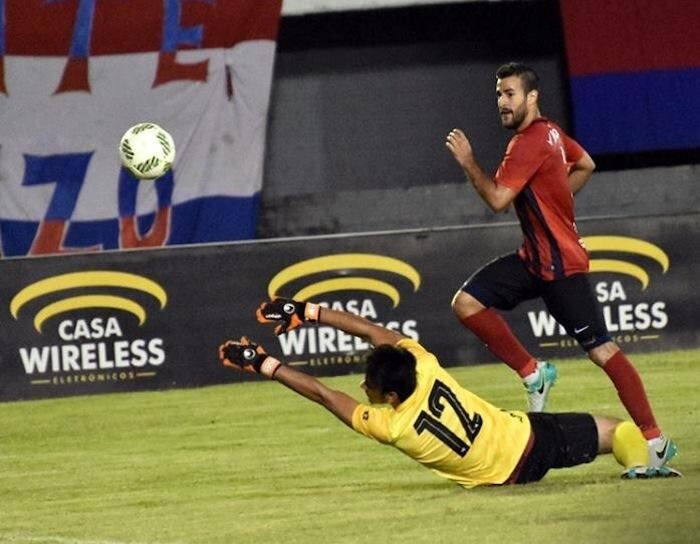Raúl Cáceres define para anotar uno de los goles del Ciclón frente al Minga Guazú en ocasión del amistoso en Ciudad del Este.